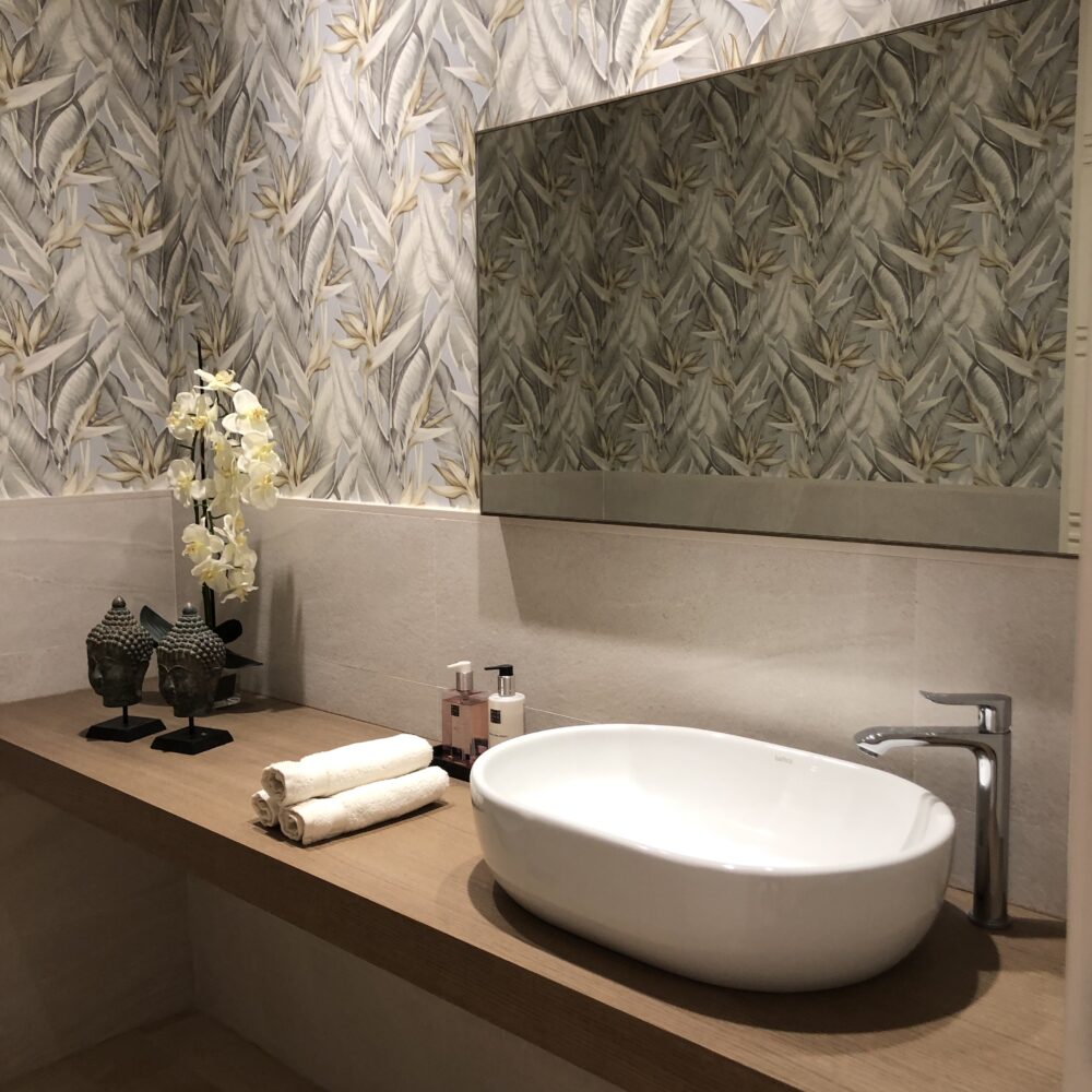 Courtesy toilet renovation in a luxury apartment in Marbella