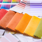 Descubre las claves para una combinación de colores impactante en la decoración de interiores. Muestras de tejidos en paletas de colores, primer plano