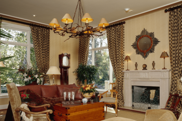 Cómo mezclar estilos de decoración efectivamente. Salón con decoración ecléctica.