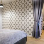 Consejos de Cuidado para Revestimientos de Paredes y Suelos. Habitación con papel tapizado