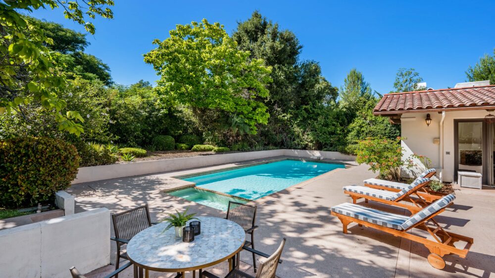 Minimalist Terraces: An Oasis of Peace and Simplicity